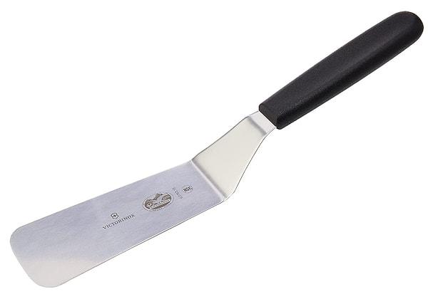 3. İsviçre yapımı esnek bıçaklı spatula profesyonelliğinizi artıracak.