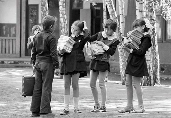 8. А это школьники с учебниками.