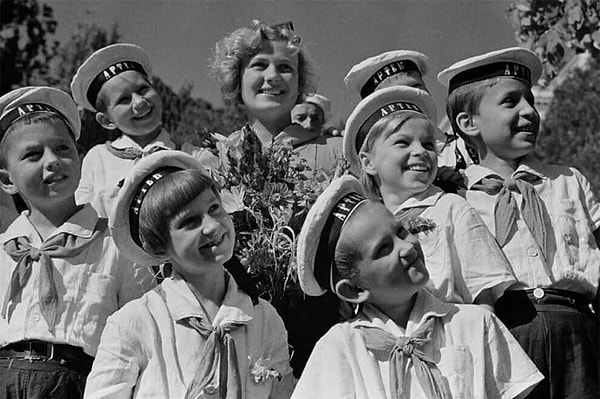 16. Дети в пионерском лагере «Артек».