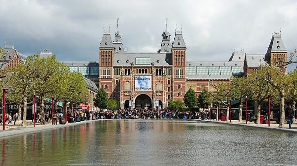 2. Rijksmuseum'un 1800 yılında Lahey'de kurulduğunu söylemiştik. 1885 yılında ise Amsterdam'daki mevcut yerine taşındı.