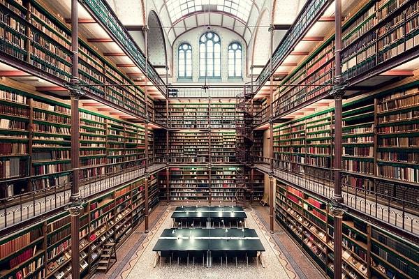 9. Kütüphane, 300.000'den fazla kitap, el yazması ve katalog ile sanat tarihi, kültürel çalışmalar ve ilgili konularda bir bilgi hazinesidir.