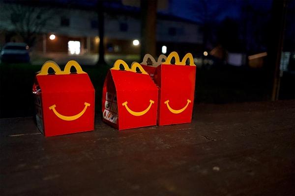 Çocuklar da ufak kaçamaklar yaptığı McDonald's Happy Meal menülerini fazlasıyla seviyor.