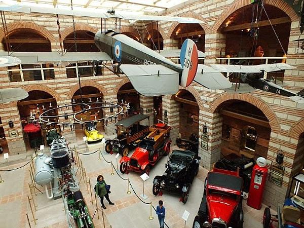 Rahmi Koç Müzesi, eski model arabalardan at arabalarına, klasik trenlerden etkileyici teknelere ve ilk uçak modellerine kadar modern dünyamızın şekillenmesine yardımcı olan nesneleri sergiliyor.