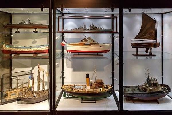 Rahmi Koç Müzesi'nin denizcilik bölümü, ziyaretçileri denizcilik tarihinde büyüleyici bir yolculuğa çıkarıyor.