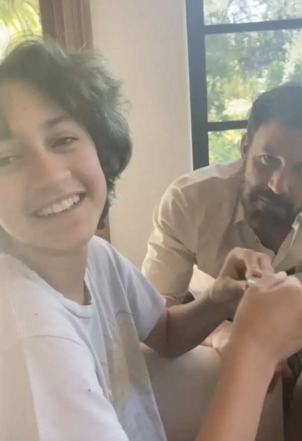 Дженнифер также поделилась милым видео где Бен и Эмме объединили усилия, чтобы убедить ее завести кота. Кстати, эти двое все же смогли уговорить Джей Ло