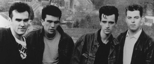 O zamanlar rock müziğe yeni bir soluk getirmek isteyen The Smiths, dört kişiden oluşuyor.