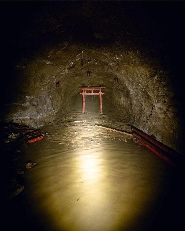 1. Japonya'da su altındaki bir tünelin sonunda bulunan terk edilmiş Tori kapısı;