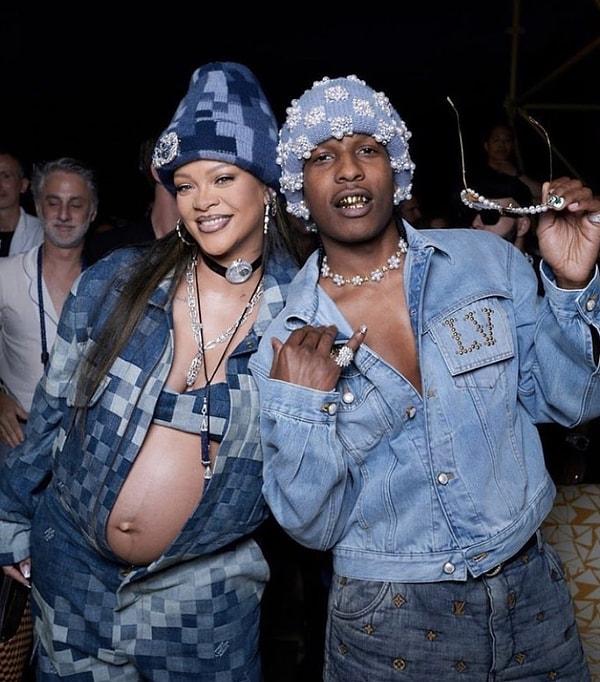 Kombinini kalın siyah bir gerdanlık ve birkaç gümüş zincirle tamamlayan Rihanna, defilede hamile şıklığını yakaladı.