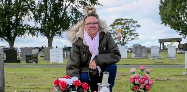 Известно, что семья посещала могилу мистера Фредерика Брауна, который также умер в том же 1979 году