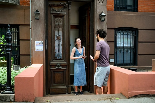 Агент по недвижимости Андреа Келли заявила, что арендаторы, потребляющие мясо, не подвергаются дискриминации и что желающие могут арендовать квартиры, если они не готовят мясо дома, и что Михал Арье Лерер, владелец дома, не ограничивает заказы мясных блюд на дом.