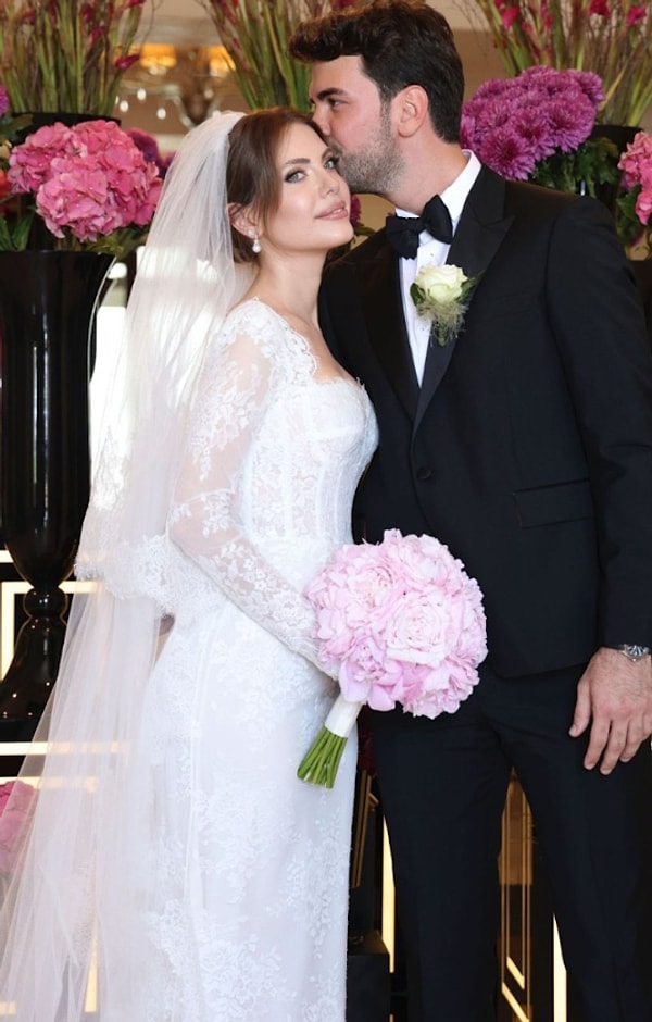 Eda Ece'nin gelinliğinden, Buğrahan Tuncer'in yakışıklılığına çok konuşulan düğüne sosyal medya kullanıcılarından da yorum yağdı tabii!