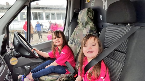 Эбигейл и Изобель Пэрри — редкая пара близнецов, одна на миллион