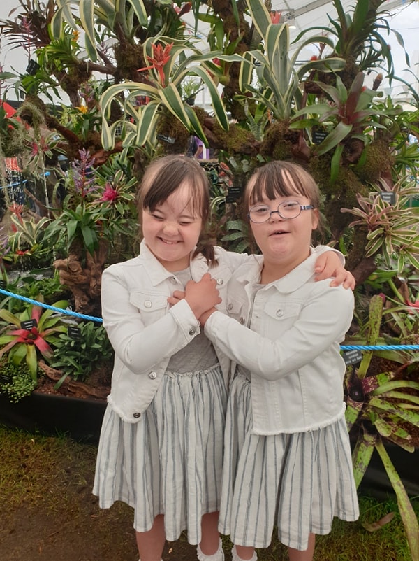 Мама девочек говорит, что они принесли в этот мир только хорошее