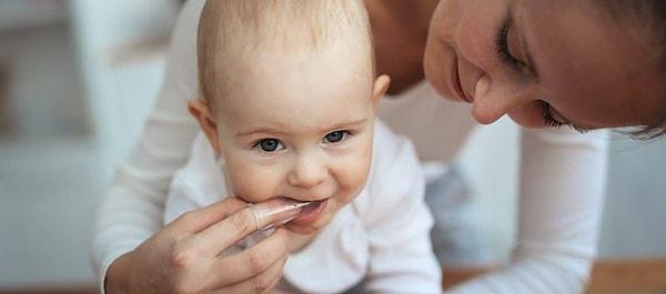 Bebeğinizin diş etlerine masaj yaparak bebeğinizde bulunan pamukçuk enfeksiyonunun iyileşmesine yardımcı olabilirsiniz.