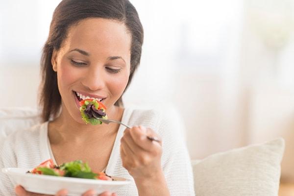 Küçük porsiyonlarla beslenin: Gelecekteki aşırı yeme durumlarını önlemek için düzenli olarak küçük porsiyonlarla beslenmeye çalışın. Yavaş yemek, her lokmayı iyice çiğnemek ve yemek sırasında iyi hissettiğinizde durmak önemlidir.