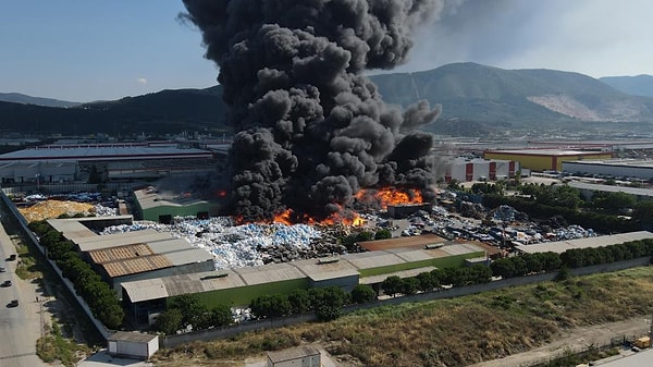 Manisa'daki geri dönüşüm fabrikasında çıkan yangını yerinde inceleyen Manisa Valisi Yaşar Karadeniz, ekiplerin yangını kontrol altına almaya ve diğer fabrikalara sıçramasını engellemeye çalıştıklarını söyledi.