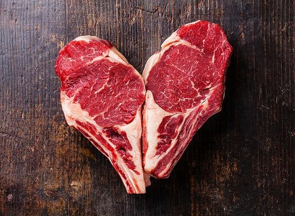 Etin kalitesi: Yumuşak bir et elde etmek için kaliteli et seçimi çok önemlidir. Taze, iyi kesilmiş ve mükemmel saklama koşullarında bulunan et, daha yumuşak bir dokuya sahip olma eğilimindedir. Etin taze olduğundan emin olmak için etin rengi, kokusu ve dokusuna dikkat etmek önemlidir.