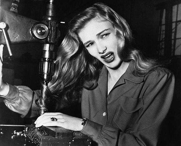 3. Oyuncu Veronica Lake, II. Dünya Savaşı sırasında fabrikalarda çalışan kadınlar için potansiyel tehlikeleri göstermeyi amaçlayan bir reklamda: saçları matkap presine takılı kalmış halde. (1943)