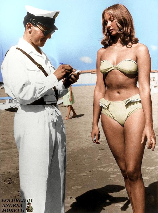 4. İtalya, Rimini'de bir trafik polisi, bikini giydiği için bir kadına ceza kesiyor. (1957)