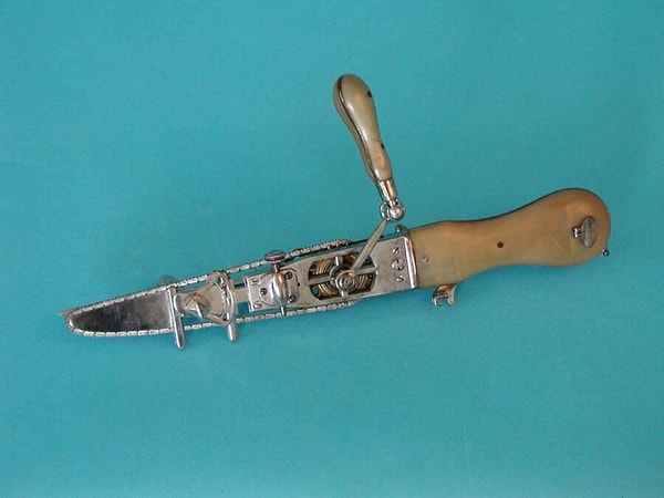 1. В 1785 году шотландские врачи использовали этот инструмент для разрезания таза у женщин во время родов!