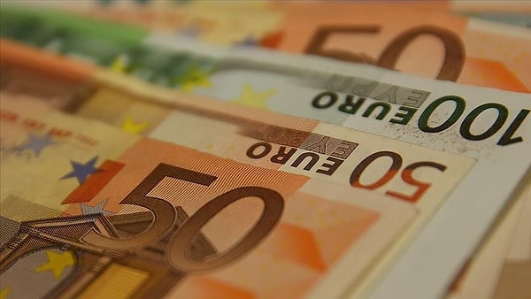 Euro, güne yükselişle başlarken, 28 liranın üzerine çıkarak rekor seviyelerini görünce sosyal medyada da dikkatlerden kaçmadı.