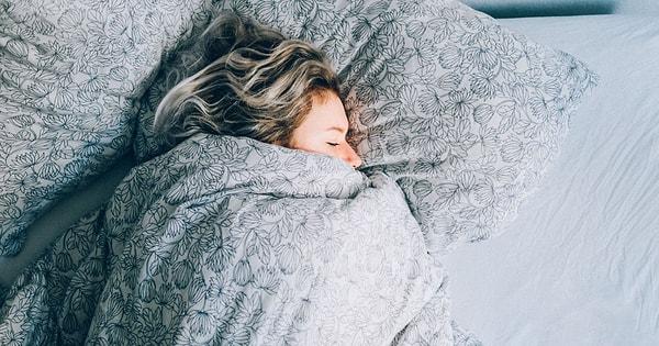 Uykumuzda hareket ederiz ancak hepimizin belli bir uyuma şekli var. Uyuma şeklimiz sağlığımızla ilgili birçok ipucu veriyor.