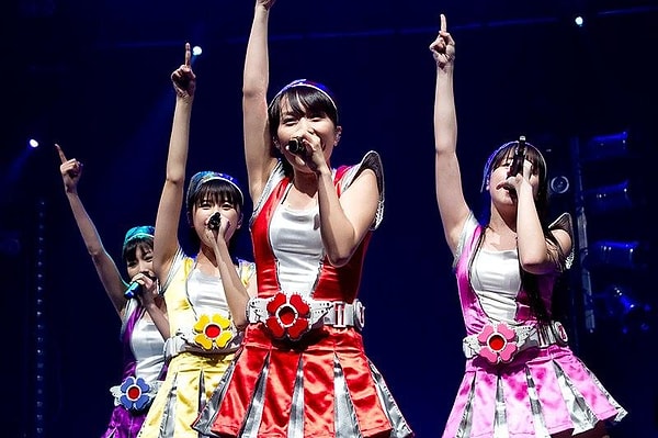 Давайте сместим взгляд на еще одну зловещую тему в японской поп-культуре: айдолы, которые становятся объектами поклонения, оказываются не такими безобидными, как кажутся.