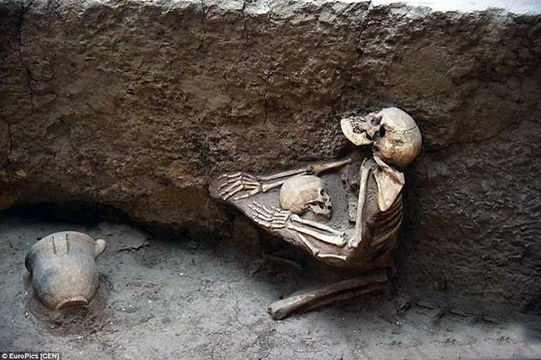 2. Çin'de 4 bin yıl önce deprem anında birbirine sarılan anne ve çocuk...