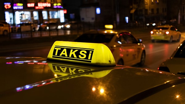 İstanbul Taksim’de taksiye binen kadın müşteri, taksimetre açmayan taksiciden taksimetreyi açmasını istedi.