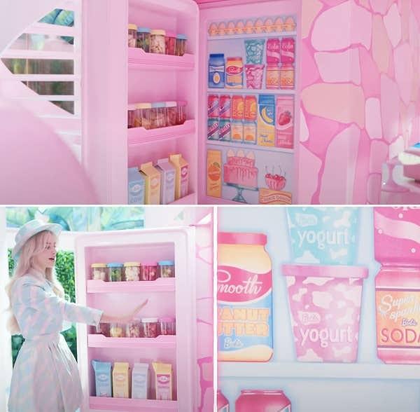 Barbie'nin rüya evinin bazı kısımlarında gerçek objeler kullanılırken bazı kısımları, tıpkı gerçek oyuncak setlerinde olduğu gibi çıkartmalardan oluşuyor.