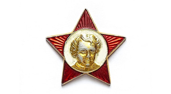 7. Чей детский портрет был изображен на нагрудном значке октябренка?