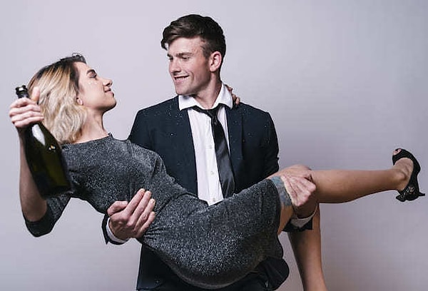 2. Английское слово «флирт» («flirt») произошло от старофранцузского «fleurette», которое означало предмет, с помощью которого заигрывали. Что это?