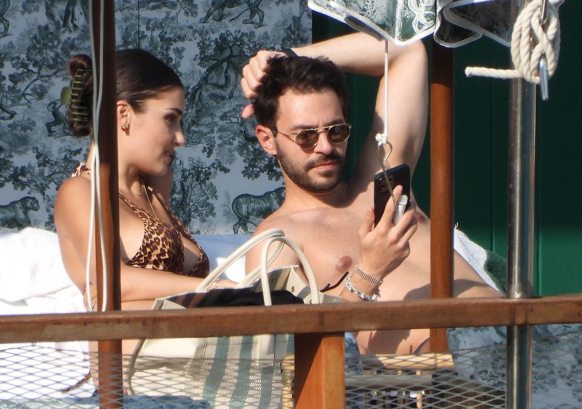 Paraggi Plajı'nda görüntülenen Hakan Sabancı ve Hande Erçel akşam yeme...