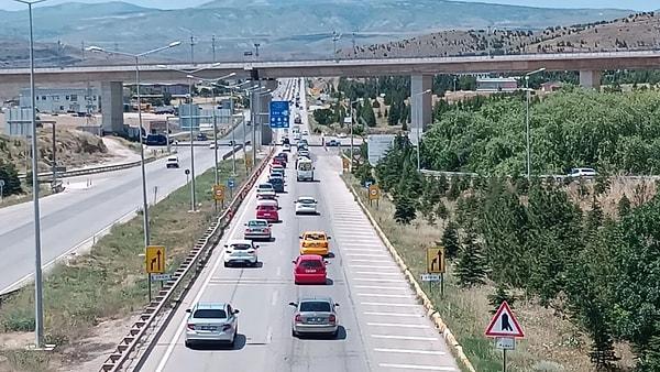 Özellikle Kırıkkale-Ankara karayolunda kilometrelerce araç kuyruğu oluşurken, yer yer hasarlı kazalar da meydana geldi.