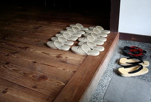 10. Japon kültüründe ayakkabıyı çıkarmak nezaket göstergesidir.