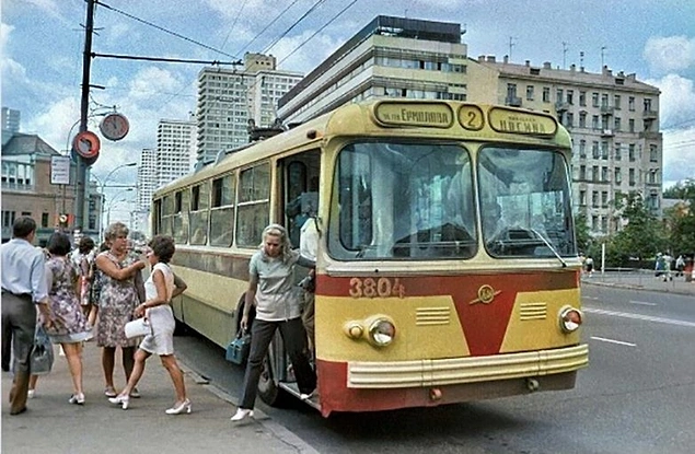 Московский троллейбус на остановке.