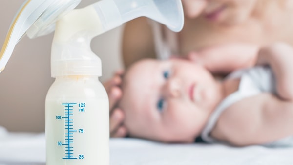 Anne sütü, bebeklerin bağışıklık sistemini güçlendirerek çeşitli hastalıklara karşı koruma sağlar.