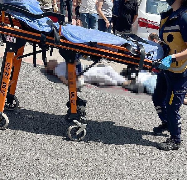 İhbar üzerine, olay yerine polis ve 112 Acil Sağlık ekipleri sevk edildi. Olay sonrası Döndü Ünal olay yerinde hayatını kaybettiği belirlenirken, intihar eden Akif Ünal'ın hastanede öldüğü bildirildi.