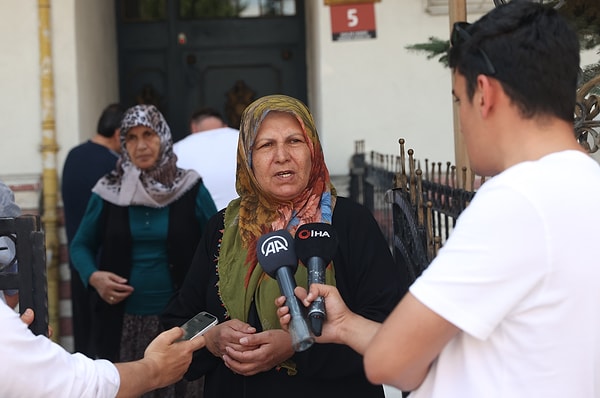 Mahalle sakinlerinden Naime Çoban, olay anında balkonda çamaşır astığını belirterek, "İçeri girmeden 4 el ateş geldi. Baktım kadın yerde yatıyordu. Adam da biraz canlıydı. Kadın hemen öldü." dedi.