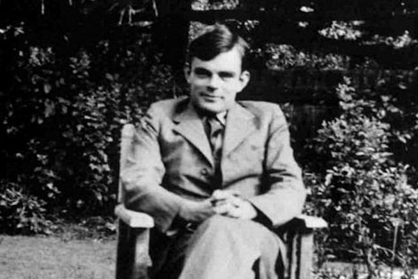 7. İngiliz matematikçi ve bilgisayar bilimcisi Alan Turing, bilgisayar biliminin kurucusu olarak anılmaktadır.