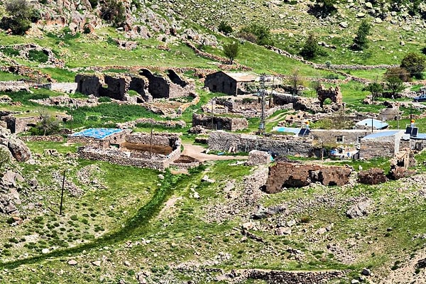 Bu büyüleyici alanların oluşumu sadece insan elinin eseri değil, aynı zamanda doğanın acımasız güçlerinin de bir kanıtıdır. Örneğin;