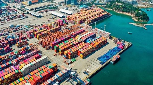 İzmir Alsancak Limanı, Türkiye’nin konteyner hacmi bakımından yedinci büyük limanı olarak dikkat çekiyor.