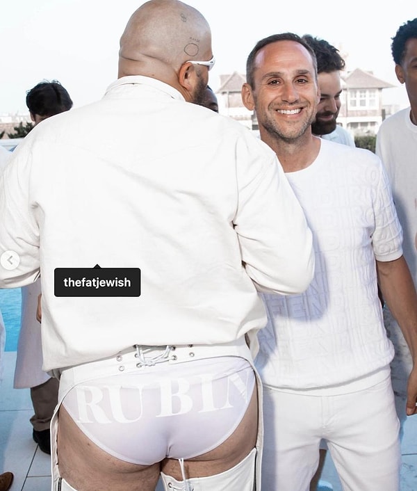 На вечеринке, где все выглядели как на красной дорожке, награду «самый уродливый наряд» Рубин вручил Джошу Островскому, имеющему никнейм «thefatjewish»