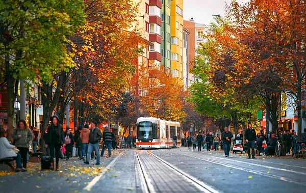 Şehir içi ulaşımda en çok kullanılan taşıt ise tramvay. Eskişehir’in çoğu yerine tramvay sayesinde ulaşabiliyorsunuz. 2023 senesinden itibaren Eskart’ın yanı sıra kredi kartınızla tramvay ve otobüsleri kullanabiliyorsunuz.