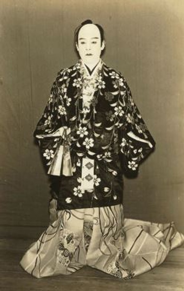 Этот человек, обладающий одинаково хорошо мечом, кистью или чайником, был в равной степени талантлив и высоко ценился за свои разнообразные навыки солдата, ремесленника и знатока чая.