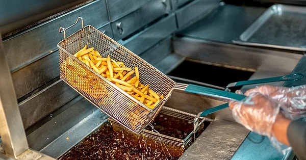 1. "Fast food restorantında çalışıyorum. Fritöz yağını her gece değiştirmek çok pahalıya geliyor."