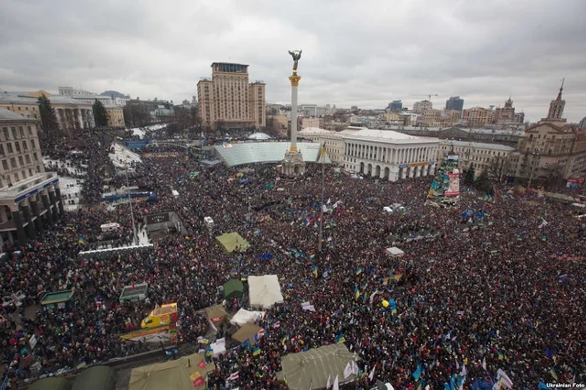 Киев население. Майдан независимости 2013. Протестующие на площадь независимости Киев. Митинги Майдан 2014 площадь независимости. Майдан независимости сейчас.