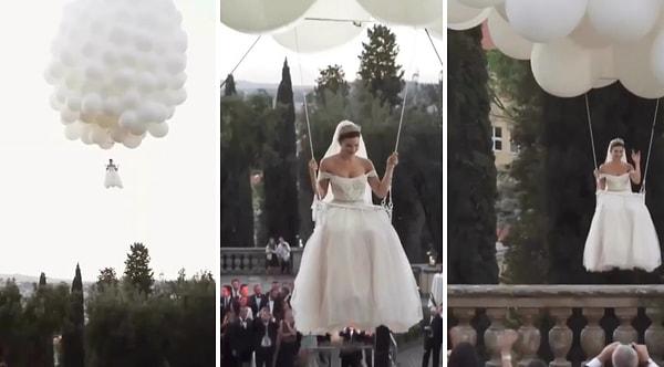 Bir düğünde gelin, düğünün yapıldığı alana beyaz balonlarla indi.
