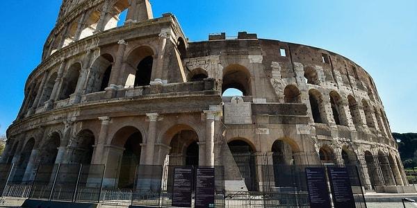 Geçtiğimiz haftalarda Roma'da bulunan 2 bin yıllık ünlü tarihi eser Kolezyum'a adını kazıyan bir turist hem İtalya hem de dünya vatandaşlarından büyük tepki toplayarak gündeme gelmişti.
