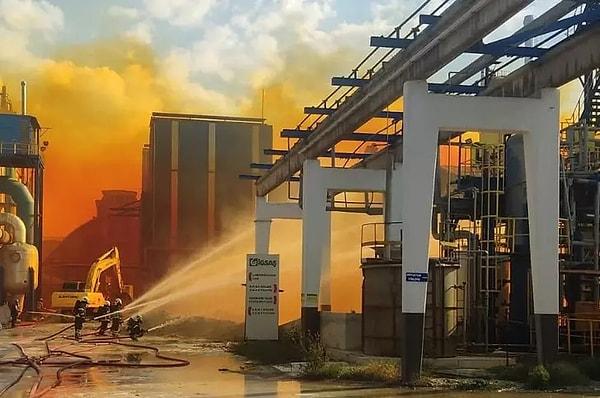 Kütahya-Eskişehir kara yolunda bir firmaya ait azot fabrikasındaki tankerden, üretimde kullanılan nitrik asit sızdı. Bunun üzerine fabrikaya sevk edilen ekipler, çevrede güvenlik önlemleri aldı.